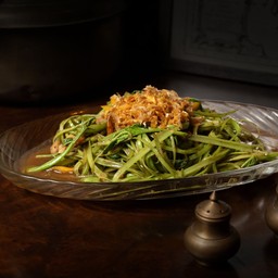 ผัดผักบุ้งไฟแดงกะปิระยอง