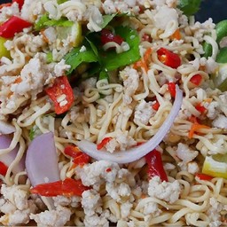 ยำมาม่าหมูสับ