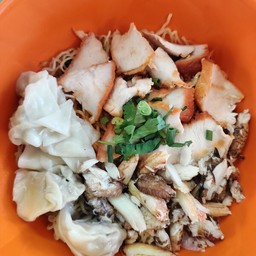 บะหมี่เกี๊ยวปูหมูแดง