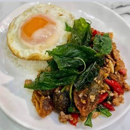 ข้าวกระเพราไข่เยี่ยวม้า ไข่ดาว