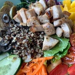 Quinoa Salad w Grilled Chicken Breast / สลัดควินัวอกไก่ย่าง