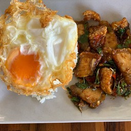 กระเพราหมูกรอบ+ไขดาว