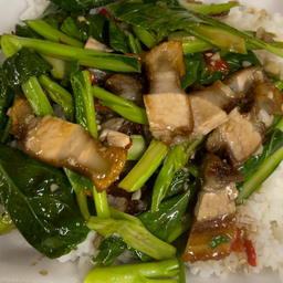 คะน้าหมูกรอบราดข้าว