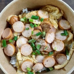 ข้าวไข่ข้นหน้าบีลัคกี้ใส้กรอกในตำนาน