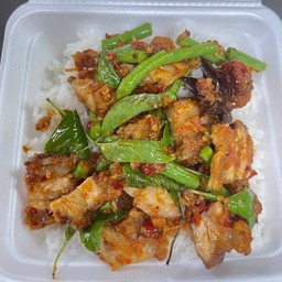 ผัดพริกแกงหมูกรอบราดข้าว