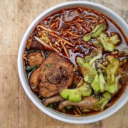 ก๋วยเตี๋ยวไก่ตุ๋นมะระ ( ต้มยำ)