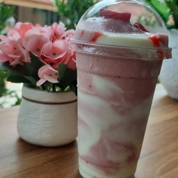 สมูทตี้สตอเบอรี่โยเกิร์ต(ไม่คลีน)