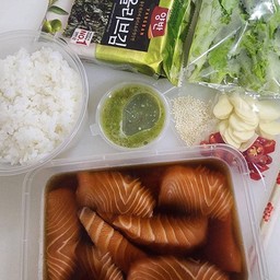ชุดเซ็ตแซลมอนดองจัมโบ้ 150g   (พร้อมข้าว และ สาหร่ายยังบัน)