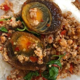 กะเพราไข่เยี่ยวม้าหมูสับ