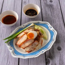ข้าวหมูแดง + หมูกรอบ (ธรรมดา)