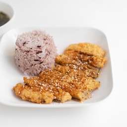 ข้าวปลาทอดซอสเทอริยากิ deep fried vegan fishless with teriyaki sauce