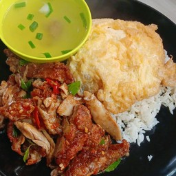 ข้าวมันกระเพาไก่กรอบไข่เจียว