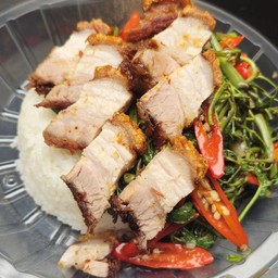 ผัดผักกระเฉดไฟแดง หมูกรอบ ราดข้าว