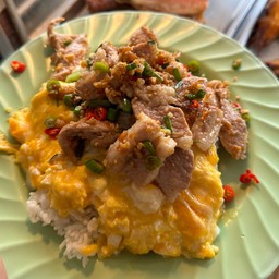 ข้าวหมูชิ้นคั่วพริกเกลือ