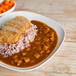 แกงกะหรี่ไก่ทอด curry rice with fried vegan chickenless