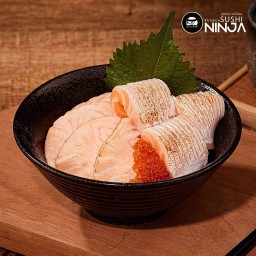 ข้าวหน้าปลาแซลมอนเบิร์นไฟ