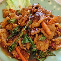ผัดพริกแกงหมู/ไก่  กับข้าว