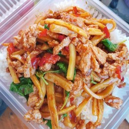 ข้าวผัดพริกแกงหมูชิ้นหน่อไม้