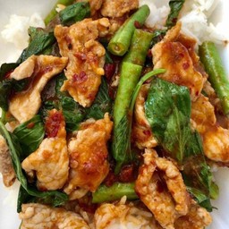 ผัดพริกแกง