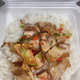 หมูกรอบคั่วพริกเกลือราดข้าว