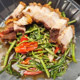 ผัดผักกระเฉดไฟแดง หมูกรอบ