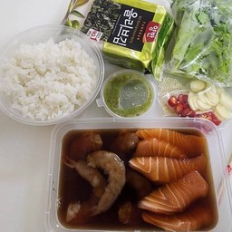 ชุดเซ็ตแซลมอนดองผสมกุ้งดองใหญ่ (พร้อมข้าว และ สาหร่ายยังบัน)