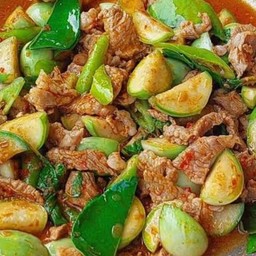 พริกแกงหมูชิ้นมะเขือราดข้าว