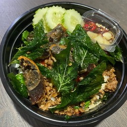 ข้าวไข่เยี่ยวม้ากระเพรากรอบ