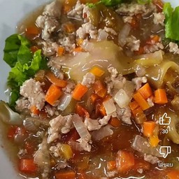 ก๋วยเตี๋ยวเส้นใหญ่ราดหน้าหมูสับ