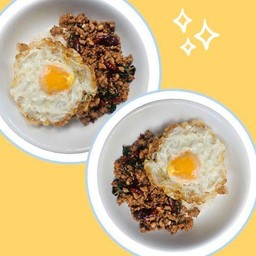 เชตจับคู่ 1 (กะเพราหมูสับผัดพริกแห้ง ไข่ดาว 2 ที่)