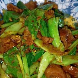 ข้าวพริกแกงคะน้าหมูชิ้น