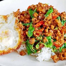 ข้าวกระเพราหมูสับผัดแห้งไข่ดาว