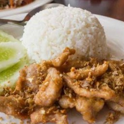 ข้าวหมูชิ้นผัดกระเทียม