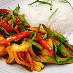 ข้าวผัดพริกแกงปลาหมึก
