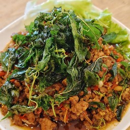 กระเพราไข่เยี่ยวม้า กับข้าว