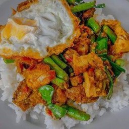 ข้าวผัดพริกแกงหมูกรอบไข่เาว
