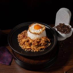 ข้าวไก่คั่วพริกเกลือ ไข่ดาว