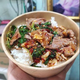 ข้าวกระเพราหมูชิ้น