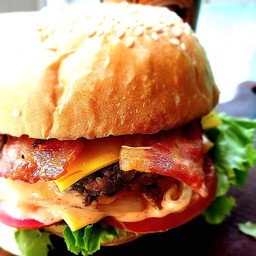 [อร่อยซ่ากับโค้ก] BBC Burger (Beef Bacon Cheese Burger) +  โค้ก ออริจินัล (กระป๋อง) 