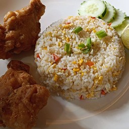 ข้าวผัดเกลือ ปีกไก่บนทอด 2 ชิ้น