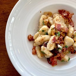 Aglio Olio e Bacon พาสต้ากระเทียมและเบคอน