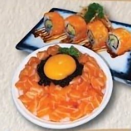 เซ็ทข้าวหน้าแซลม่อนไข่แคลิฟอร์เนียมากิ