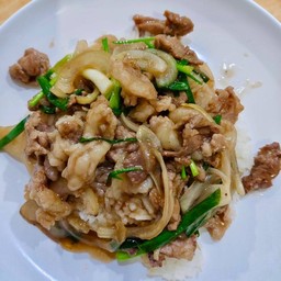 เนื้อผัดน้ำมันหอยราดข้าว (ที่ร้านใช้เนื้อติดมันเท่านั้นค่ะ)