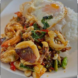 ข้าวกะเพราทะเลไข่ดาว