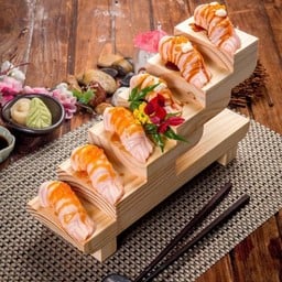 ชุดข้าวปั้นบันได แซลมอนอาบุริ