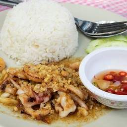 เมนูผัดกระเทียมราดข้าว
