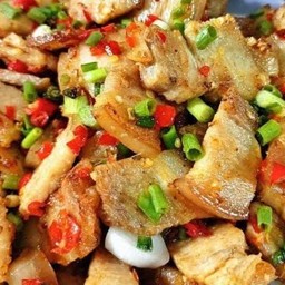 สามชั้นคั่วพริกเกลือราดข้าว