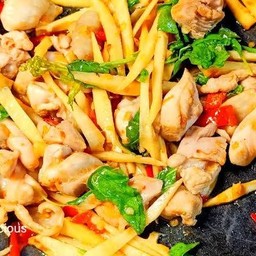 ข้าว กระเพรา หน่อไม้ ไก่