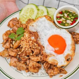 ข้าวไก่ผัดกระเทียมถาด