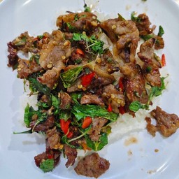 ผัดกะเพราเนื้อแดดเดียวราดข้าว